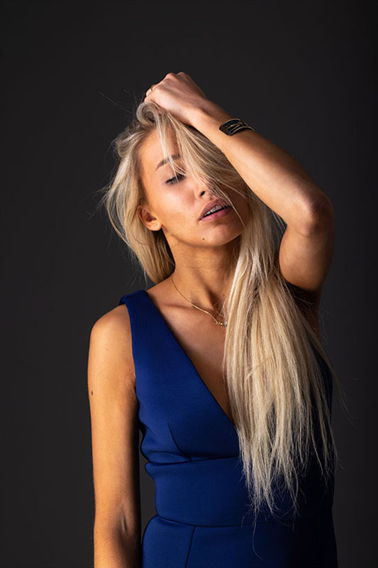 Jeune femme blonde en studio photo